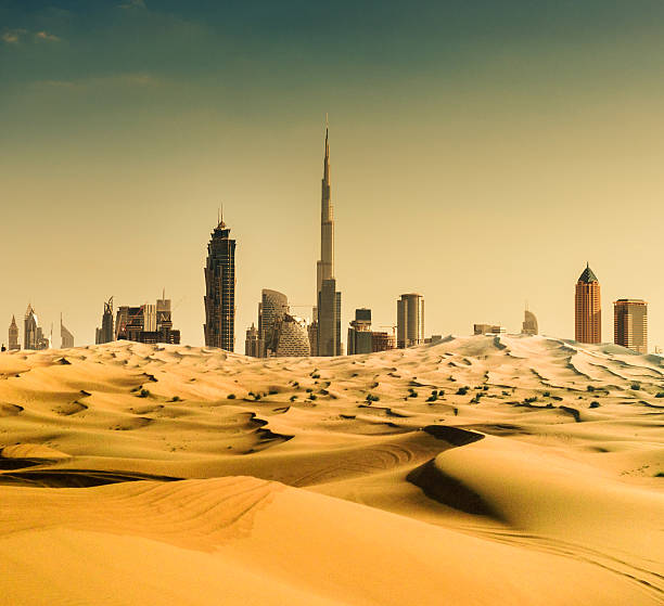 skyline von dubai aus der wüste - burj khalifa stock-fotos und bilder