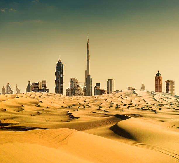 skyline di dubai dal deserto - burj khalifa foto e immagini stock