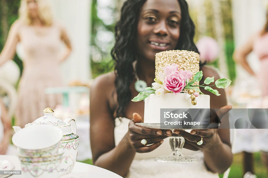 Belle femme avec beau gâteau - Photo de Gâteau de mariage libre de droits