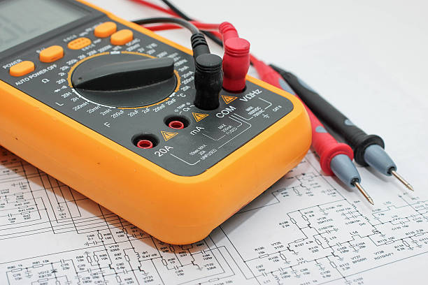 comprobador de dispositivos electrónicos. - multimeter fotografías e imágenes de stock