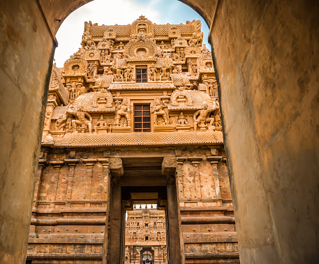 Vista de la entrada al templo Brihadishwara, India photo