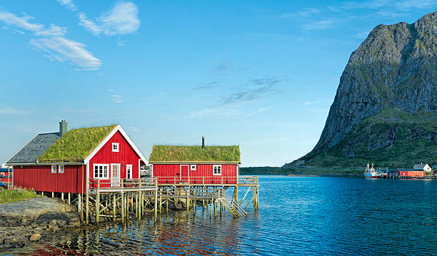 標準赤色 rorbuer reine lofoten の島々で、ノルウェー - norway fjord lofoten red ストックフォトと画像