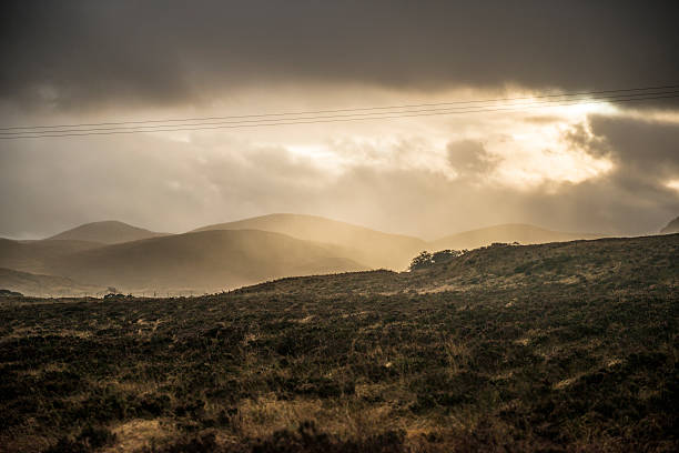 ワイルドな大西洋片道ドニゴール、アイルランド - republic of ireland mount errigal mountain landscape ストックフォトと画像