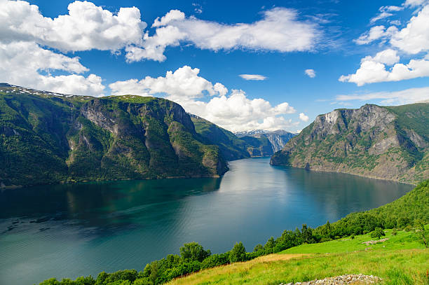 aurlandsfjord contre magnifique ciel bleu, la norvège - flam aurlandsfjord sognefjord fjord photos et images de collection