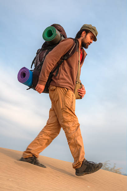 viajeros hombre caminando en la naturaleza - leaving business landscape men fotografías e imágenes de stock