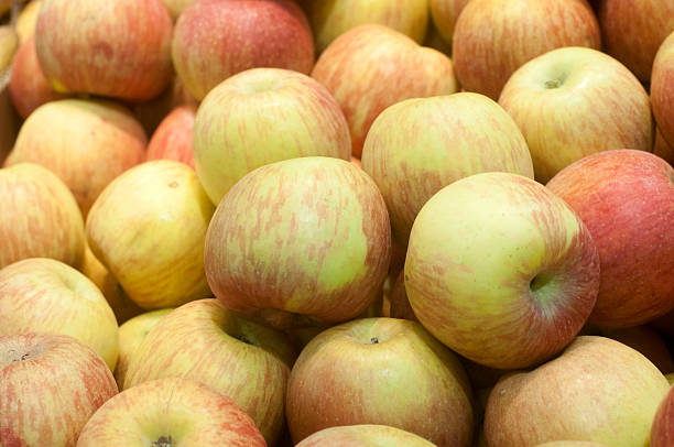 istock Apple at the farmers Market 501390720