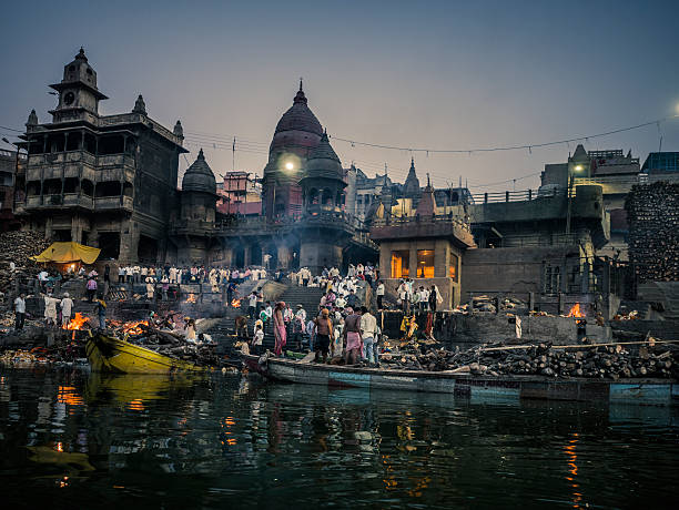 manikarnika cremação escada na beira de rio varanasi índia - morning river ganges river varanasi imagens e fotografias de stock