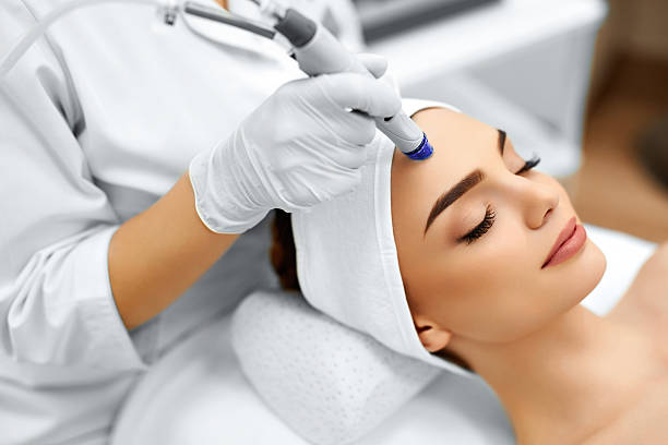 Face Skin Care. Facial Hydro Microdermabrasion Peeling Treatment Face Skin Care. Close-up Of Woman Getting Facial Hydro Microdermabrasion Peeling Treatment At Cosmetic Beauty Spa Clinic. Hydra Vacuum Cleaner. Exfoliation, Rejuvenation And Hydratation. Cosmetology. spa treatment stock pictures, royalty-free photos & images