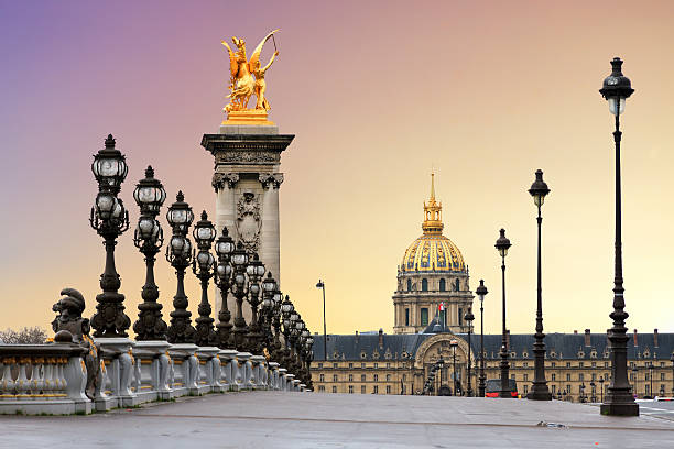 pont alexandre iii bei sonnenaufgang - romantic scene fotos stock-fotos und bilder