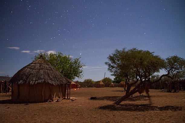 스타즈 위에 힘바족 타운명을 - savannah africa steppe namibia 뉴스 사진 이미지