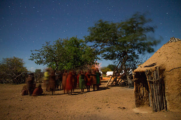 힘바족 직원관리 이 움막 야간에만 - savannah africa steppe namibia 뉴스 사진 이미지