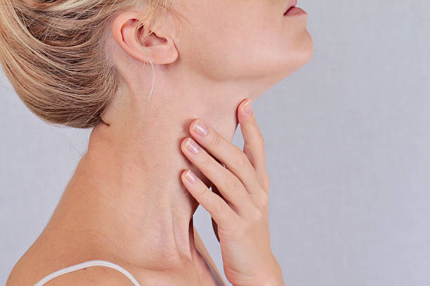 donna tiroide controllo - thyroid gland foto e immagini stock