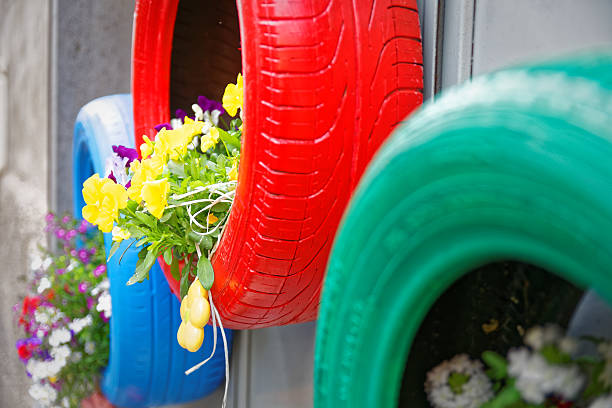 la brillante idea di pneumatici utilizzati come vasi ambientale - tire recycling recycling symbol transportation foto e immagini stock