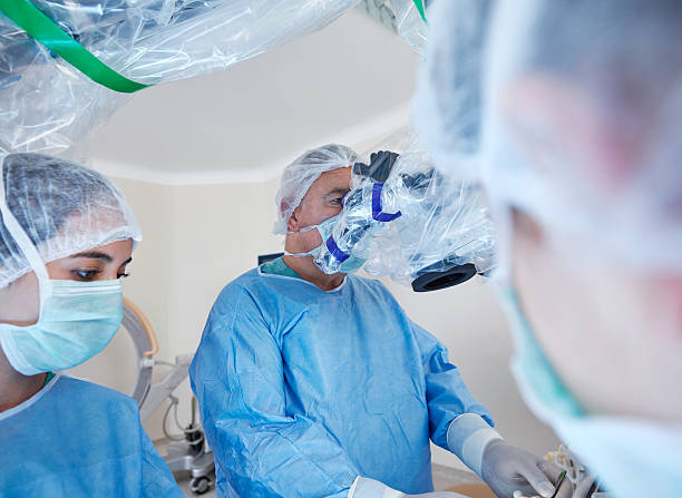 micro-cirurgia com cirurgia robô. - robotic surgery imagens e fotografias de stock