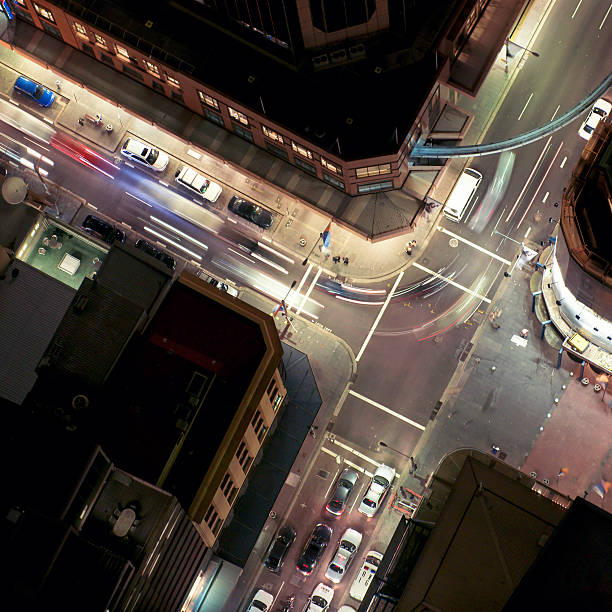 vista aérea de trânsito junction à noite - corner turn - fotografias e filmes do acervo