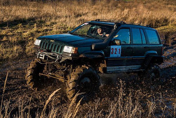 off-road-fahrzeuge marke jeep cherokee proaktiv der track - jeep grand cherokee stock-fotos und bilder