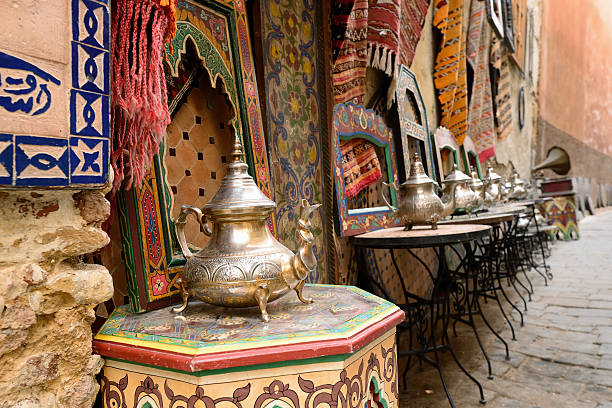 feira árabe ao ar livre (bazaar) na cidade velha-medina marroquina - morocco marrakech moroccan culture casablanca imagens e fotografias de stock