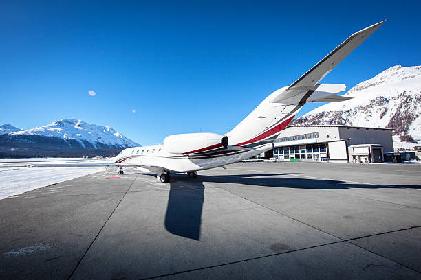 business jet - airfield mountain snow airport stock-fotos und bilder