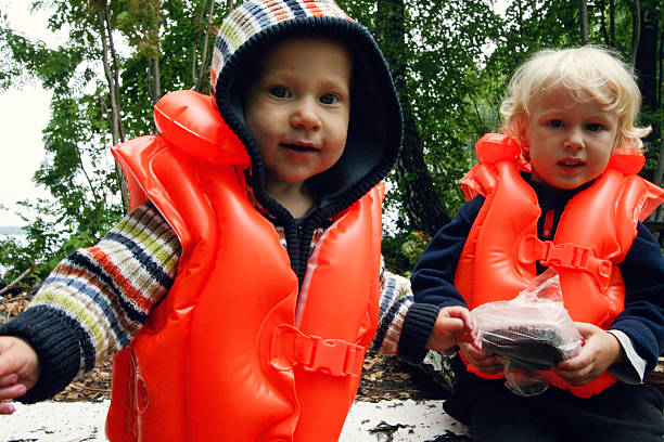 chalecos de los niños en la vida - child inflatable raft lake family fotografías e imágenes de stock