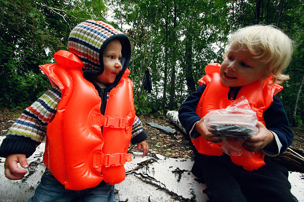 아이 들 생활 조끼에 - child inflatable raft lake family 뉴스 사진 이미지