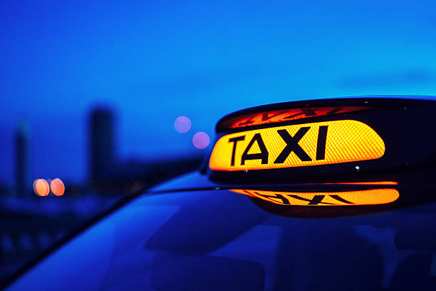taxi sign in london, gb - black cab stock-fotos und bilder