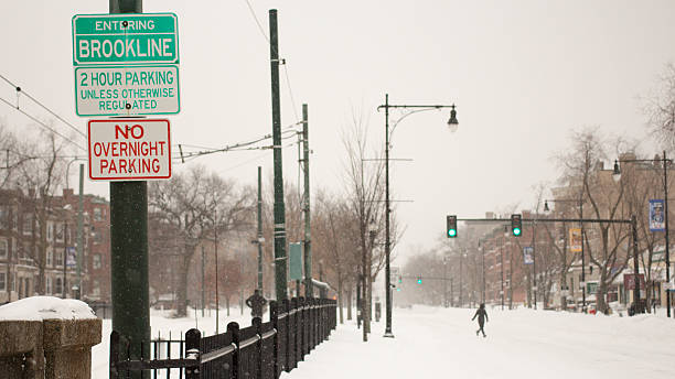 januar schneesturm in brookline - verwaltungsbezirk norfolk county stock-fotos und bilder