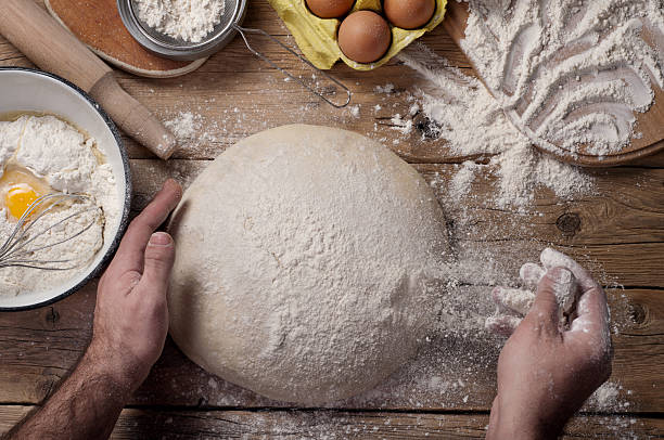 hombre prepara pan baker - healthy eating pasta flour food fotografías e imágenes de stock