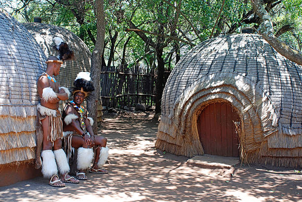 zulu hommes près de tribal paille house, afrique du sud - south africa africa zulu african culture photos et images de collection