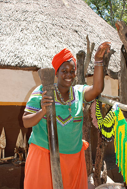 hermosa mujer negra en la aldea cultural de lesedi, sudáfrica. - south africa zulu bead african descent fotografías e imágenes de stock