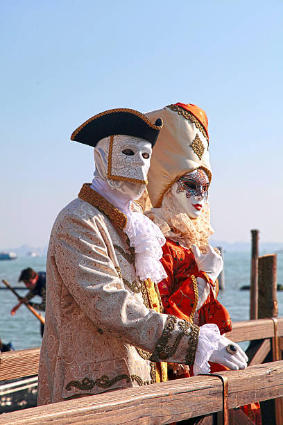 unbekannten personen in venezianische maske karneval in venedig, italien - carnival mardi gras masqué costume stock-fotos und bilder