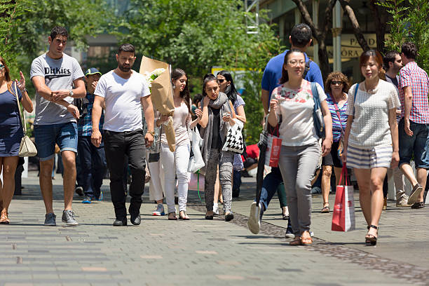 multitud de personas, los turistas y visitantes descubren en pitt street mall - pitt street mall fotografías e imágenes de stock