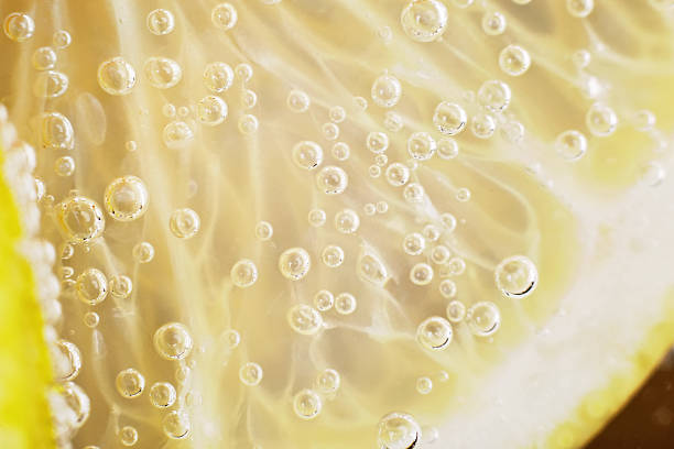 citron dans l'eau - lemon textured peel portion photos et images de collection