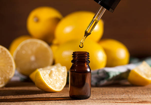 lemon ätherischen öl - aromatherapy oil massage oil alternative therapy massaging stock-fotos und bilder
