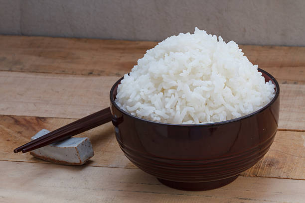 istock Cooked rice in bowl on wood background 501485622