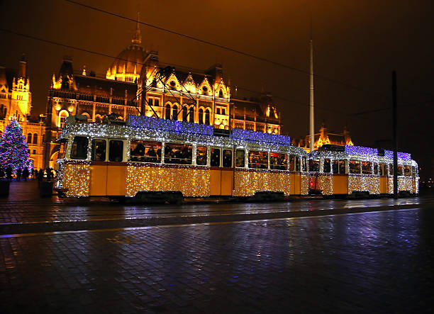 미확인 직원관리 여행하는 스페셜 크리스마스 트램, - budapest parliament building night hungary 뉴스 사진 이미지