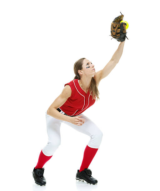 joueur de softball de prendre le ballon - softball adult catching beautiful photos et images de collection