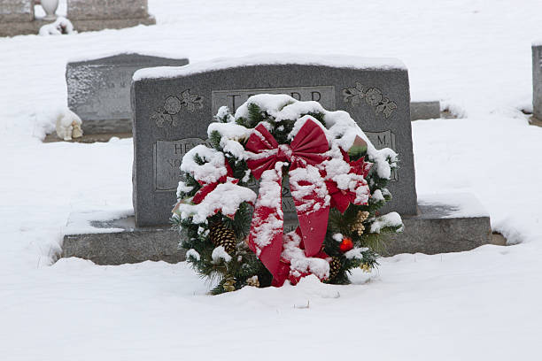 istock Cemetary Christmas Wreath 501491768