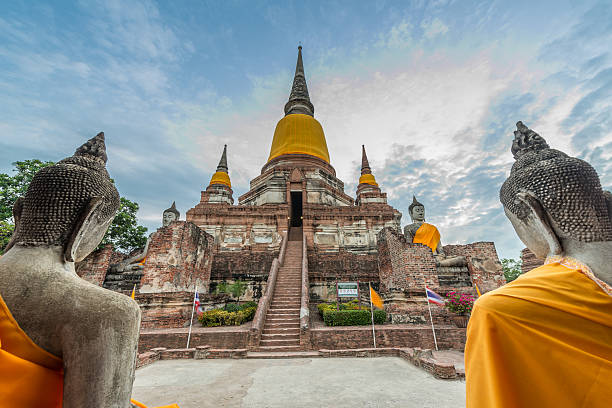 wat yai chai mongkol à ayutthaya en thaïlande - ayuthaya photos et images de collection