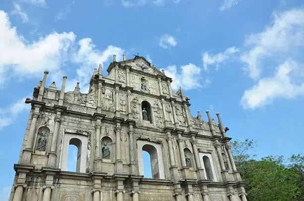 Ruins of St.Paul, is the most representative scenic spots and historical sites of Macau.As the landmark of Macau, every year or holidays it will attract lots of visitors. It is the front wall of cathedral , which completed in 1580. The church mixtures of European Renaissance period of and the east buildings styles.