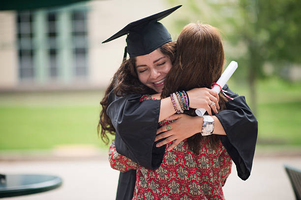 weibliche college-absolventen - bachelors degree stock-fotos und bilder