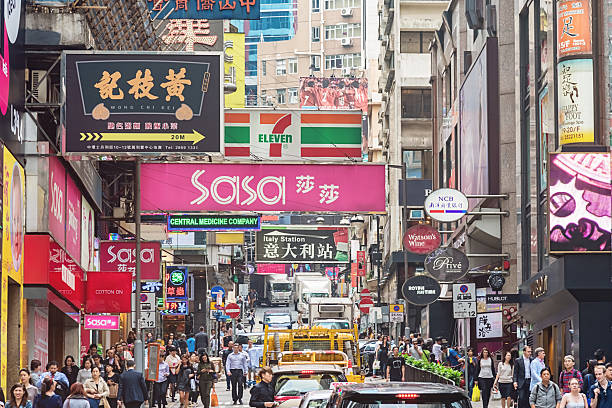 beengt hong kong island straße-szene der innenstadt von hongkong - hong kong billboard asia china stock-fotos und bilder