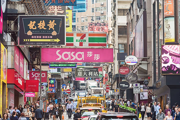 混雑した香港のダウンタウンの香港島のストリートシーン - crowd kowloon peninsula multi colored ストックフォトと画像