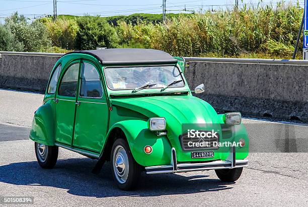 Photo libre de droit de Citroën 2cv banque d'images et plus d'images libres de droit de Citroën 2CV - Citroën 2CV, Citroën, Adulation