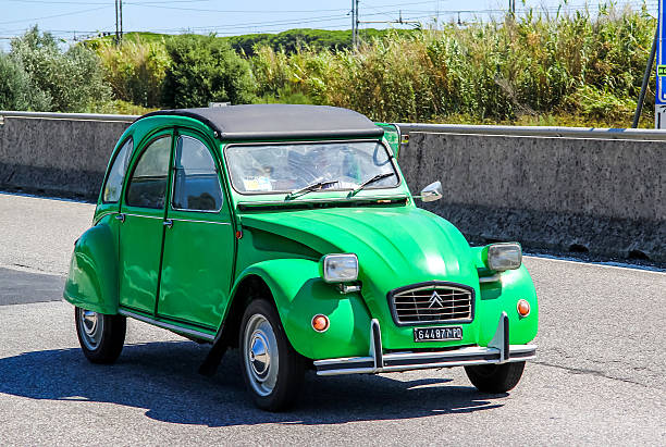 citroen 2cv - citroën 2cv стоковые фото и изображения