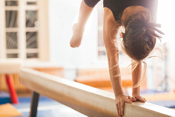 teen fille dans une salle de sport - gymnastique sportive photos et images de collection