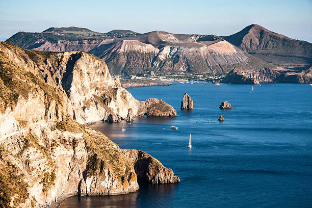 piękny widok na wyspa vulcano z wyspa lipari, włochy - lipari island zdjęcia i obrazy z banku zdjęć