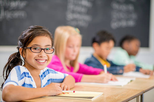 estudantes felizes trabalhando em sua mesa - child glasses elementary student reading - fotografias e filmes do acervo