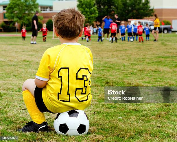 Foto de Criança Em Uniforme Assistir Organizado Youth Soccer e mais fotos de stock de Atividade Recreativa