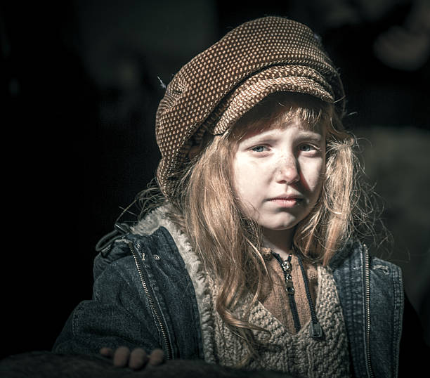 waif triste petite fille - street child photos et images de collection