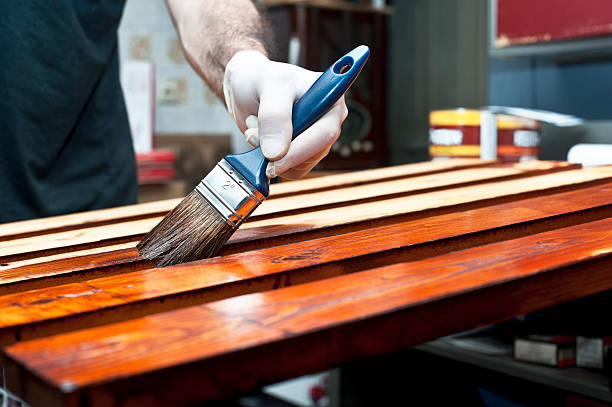 lakierowanie drewniane tablice - wood stain paint deck paintbrush zdjęcia i obrazy z banku zdjęć